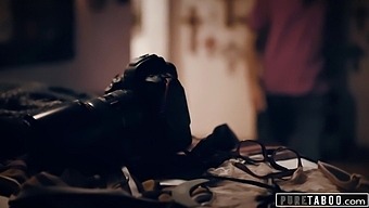 Il Provocante Servizio Fotografico Di Demi Sutra Con Espliciti Atti Sessuali