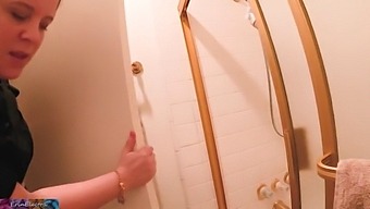 継母が義理の息子を誘惑して、教会の後にホットなバスルームエンカウンターをする