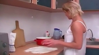 Femme Russe Mature Et Non-Fils Font Une Fellation