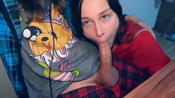 La Belle-Sœur Aime Donner Du Sexe Oral À Son Partenaire De Jeu