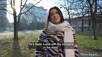 Universitetsstuderende Får Et Hårdt Offentligt Blowjob Fra En Fremmed
