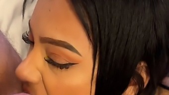 Video Pov Di Una Modella Di Lingerie Mozzafiato Che Si Fa Intima Durante Un Servizio Fotografico