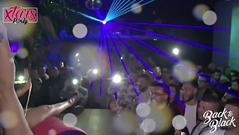 Katriens Optreden Met Een Glimlach Op Het Feestje Van Xtars