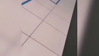 Obupana Gospodinja Išče Neznan Penis V Trgovini In Konča Na Moškem Stranišču!