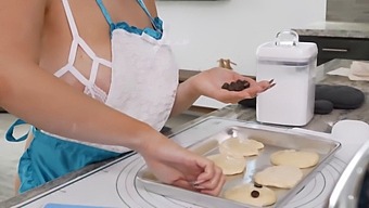 激しいライドの後、精液を飲み込む感覚を楽しんでいます。