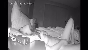 Een Gereserveerde Vrouw Verwent Zichzelf In Het Geheim, Gebruikmakend Van Een Verborgen Camera Voor Extra Opwinding